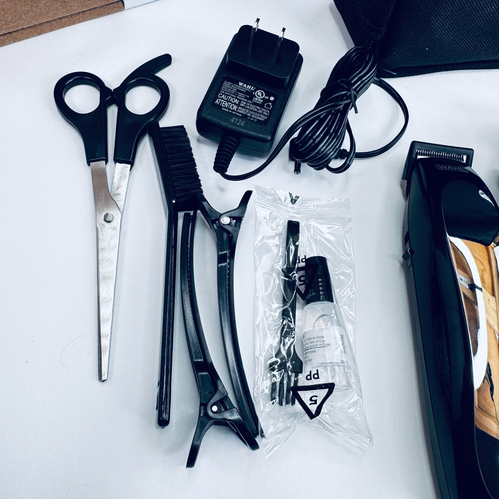 Wahl Clipper Lithium Ion Cordless Haircutting & Trimming Combo Kit. 79600