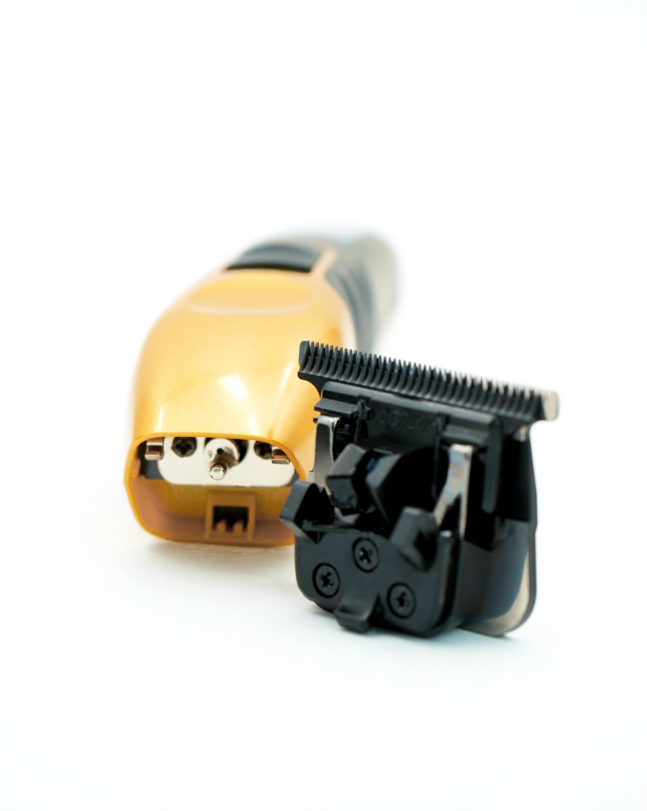 Supreme Trimmer 2Spee Hair Trimmer, 3 Hour Use, Detachable T-Blade | ST622 Gold