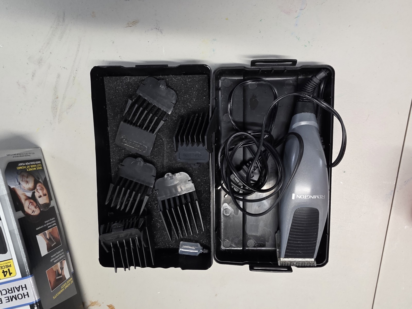 Remington HC 1090 Hair Clippers with Many Attachments in Plastic Case Works!