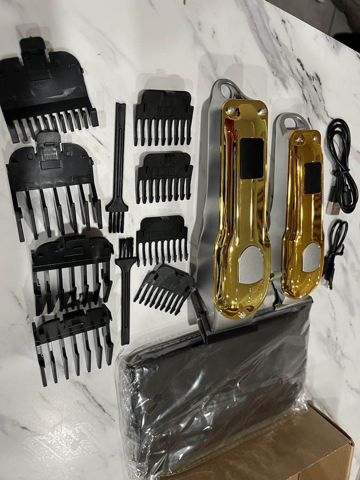 Gold/Black Cordless Rechargeable Haircutting Kit USB, 2 Heads, Guards #1-5
