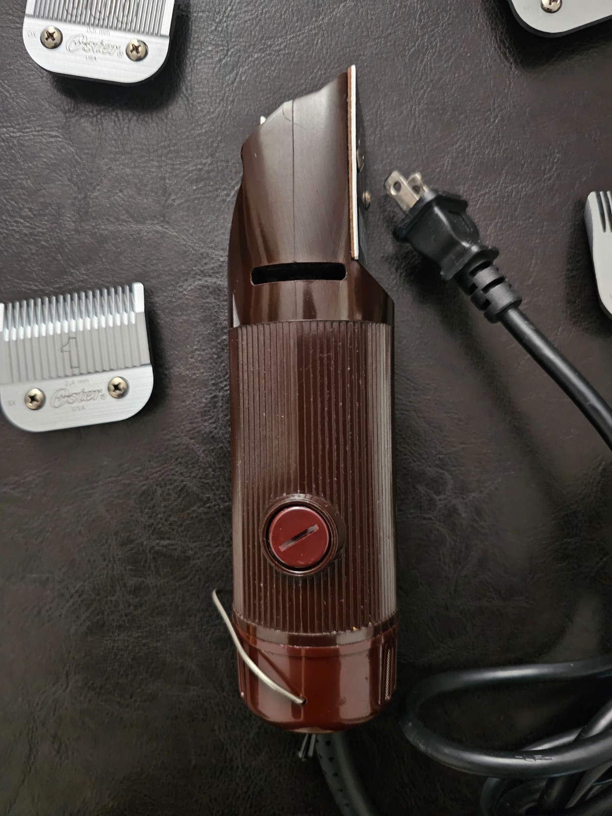 Oster Classic 76 Universal Motor Clipper with 4 Detachable Blades – Set