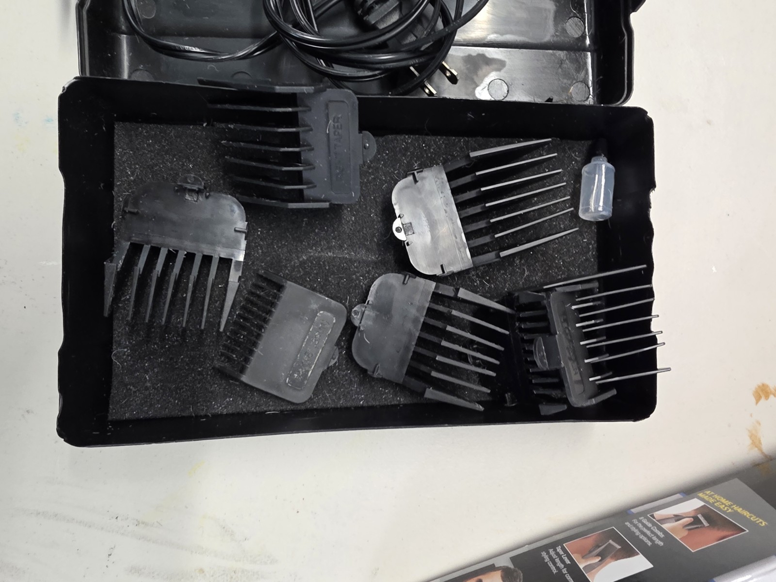 Remington HC 1090 Hair Clippers with Many Attachments in Plastic Case Works!