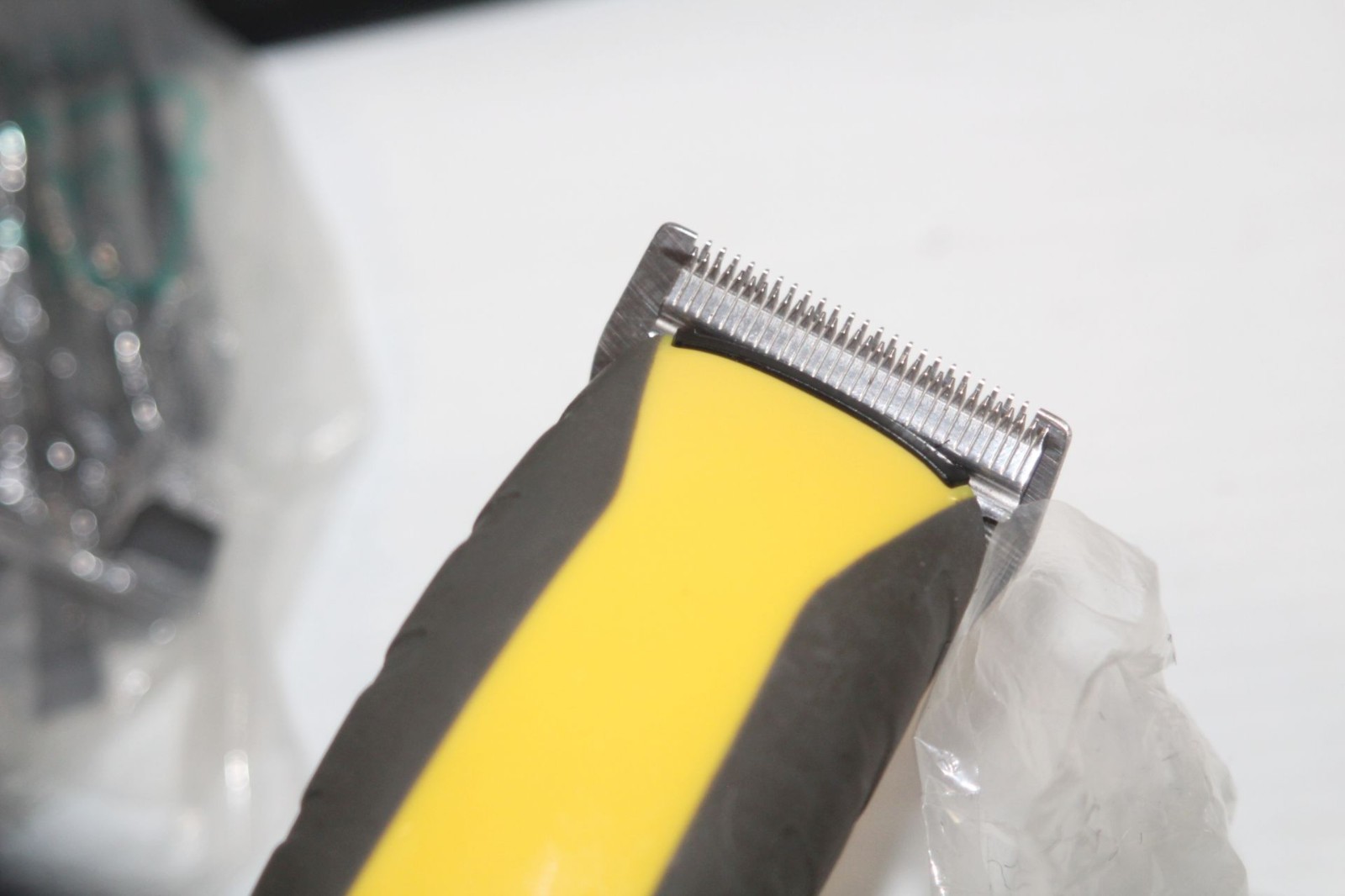 Remington Virtually Indestructible Barbershop Clipper HC5855 Haircut Kit + Acces