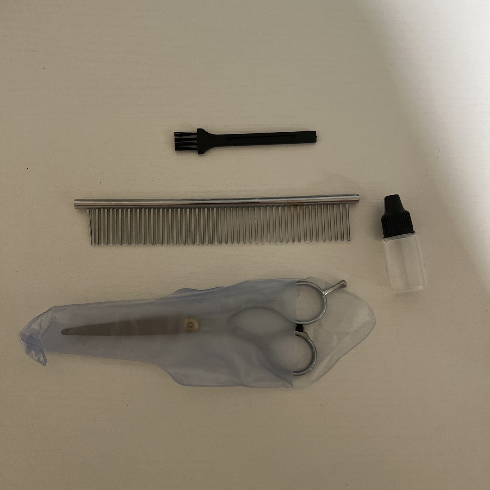 Professional Hair Clipper Kit W/Comb Scissors & 4 Guards. Black and Gold Color
