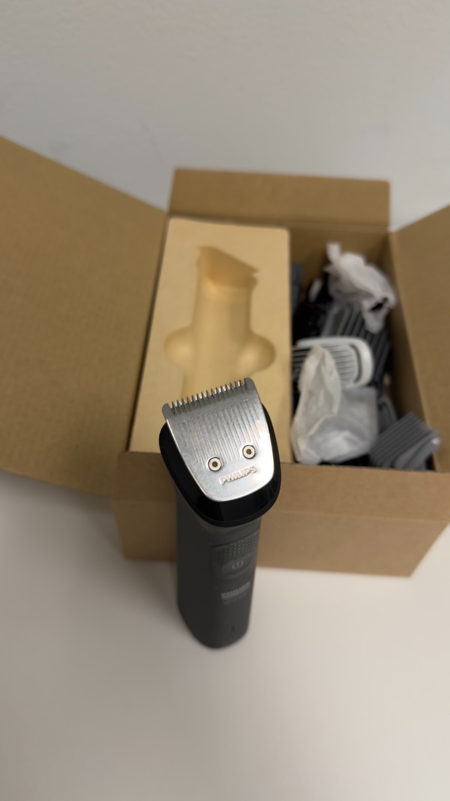 Philips Norelco Multigroom 9000 All-in-One Trimmer Head Face Body 27 Settings