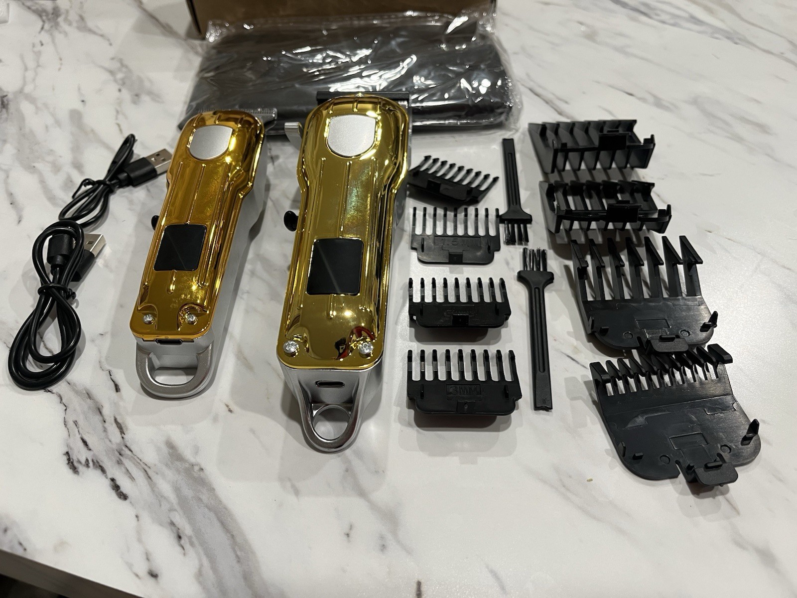 Gold/Black Cordless Rechargeable Haircutting Kit USB, 2 Heads, Guards #1-5
