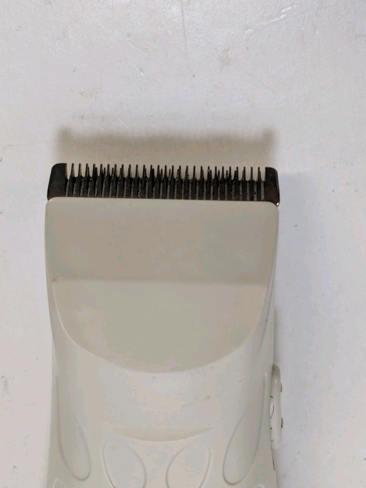 Wahl Professional Peanut Beard Trimmer Hair Clipper Kit 3 Combs 8655-200 – White