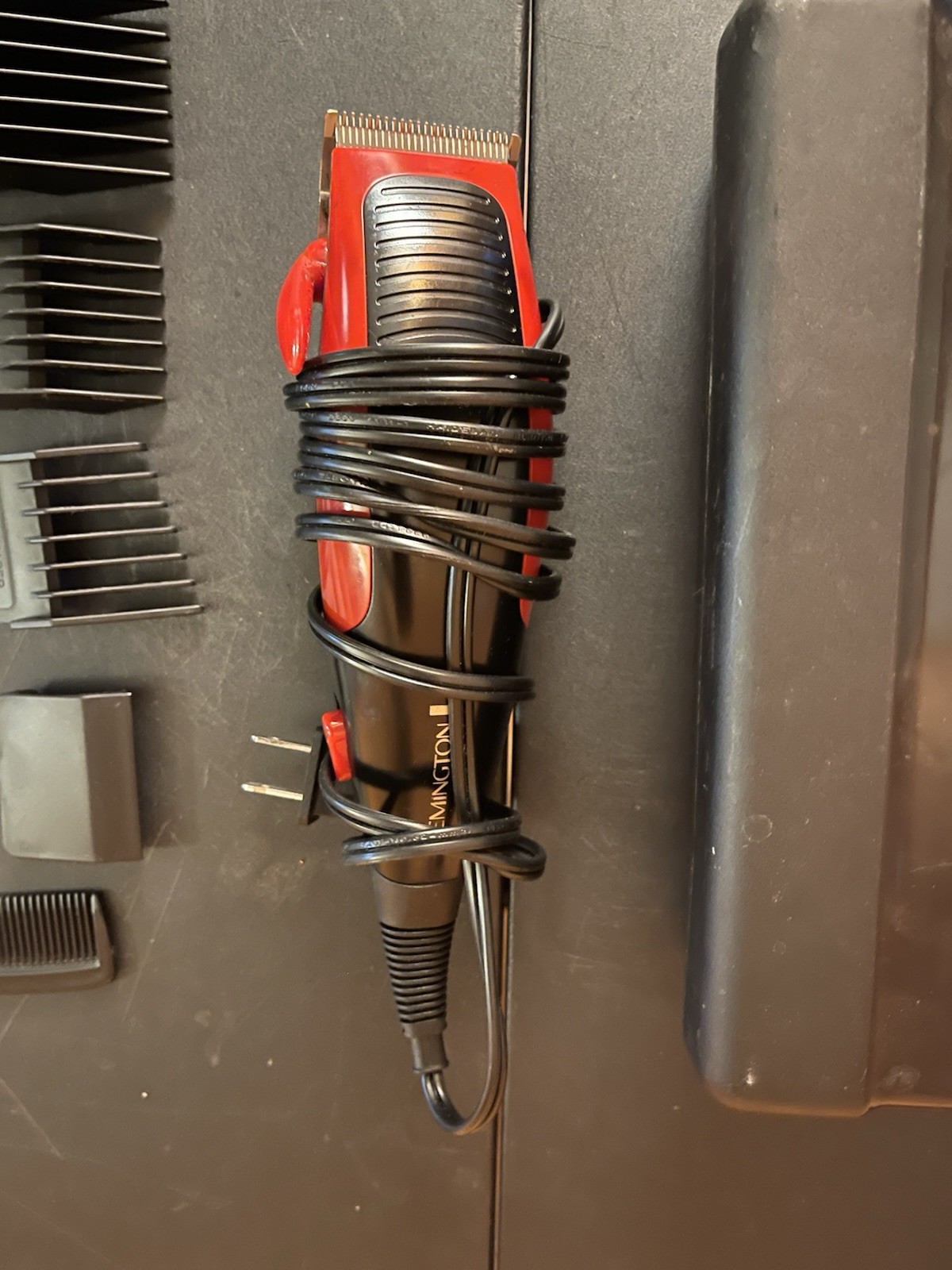 Remington HC 1090 Hair Clippers with Many Attachments in Plastic Case Works!