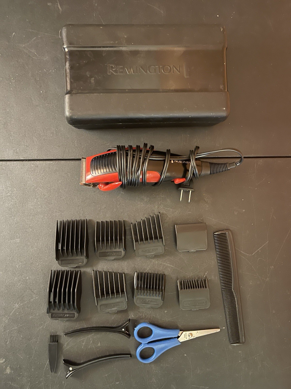 Remington HC 1090 Hair Clippers with Many Attachments in Plastic Case Works!