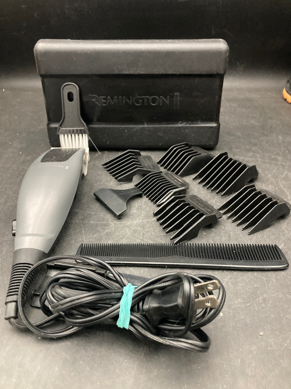Remington HC 1090 Hair Clippers with Many Attachments in Plastic Case Works!