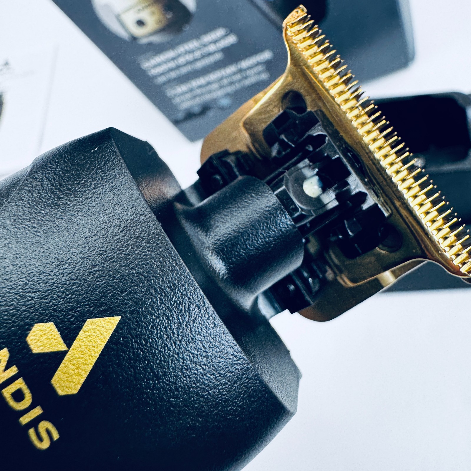 Andis 74150 GTX-EXO Professional Cord/Cordless Lithium-ion Electric Beard & Hair