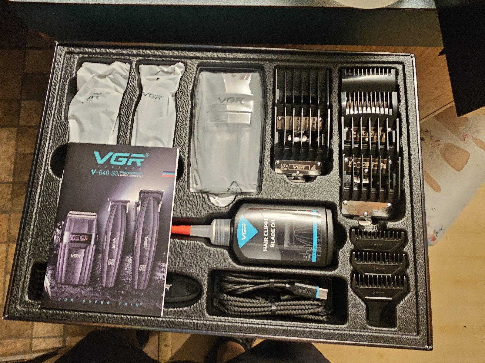 VGR V-269 Cordless Haircutting Kit USB Rechargeable LED, Guards 1.5-6mm