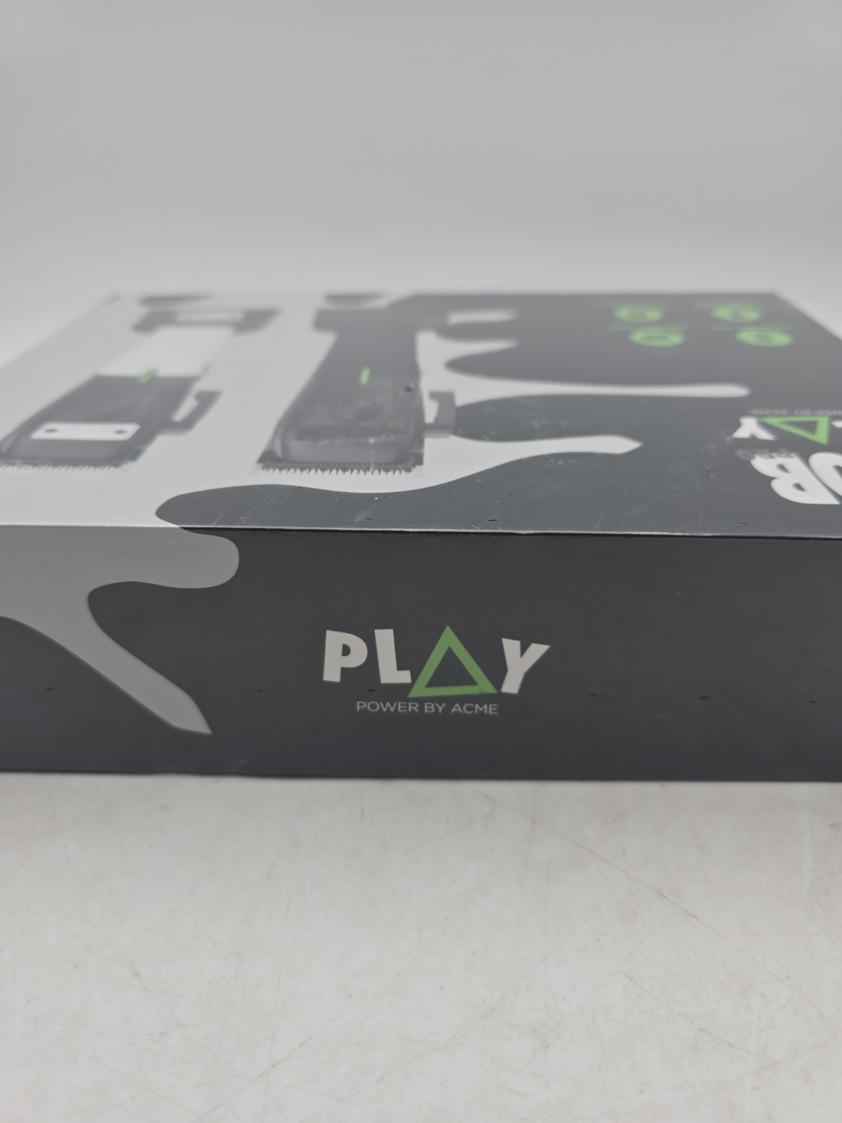 TPOB PLAY CLIPPERS BLACK WITH EXTRA WHITE GRIPS, CHARGING STAND AND GUARDS