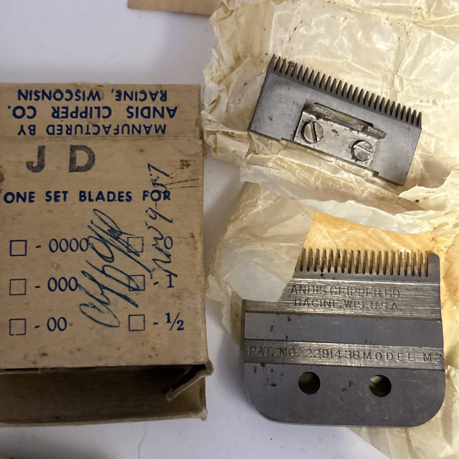 2 Vintage Andis Master ML Professional Clippers and Accessories **READ DISC**