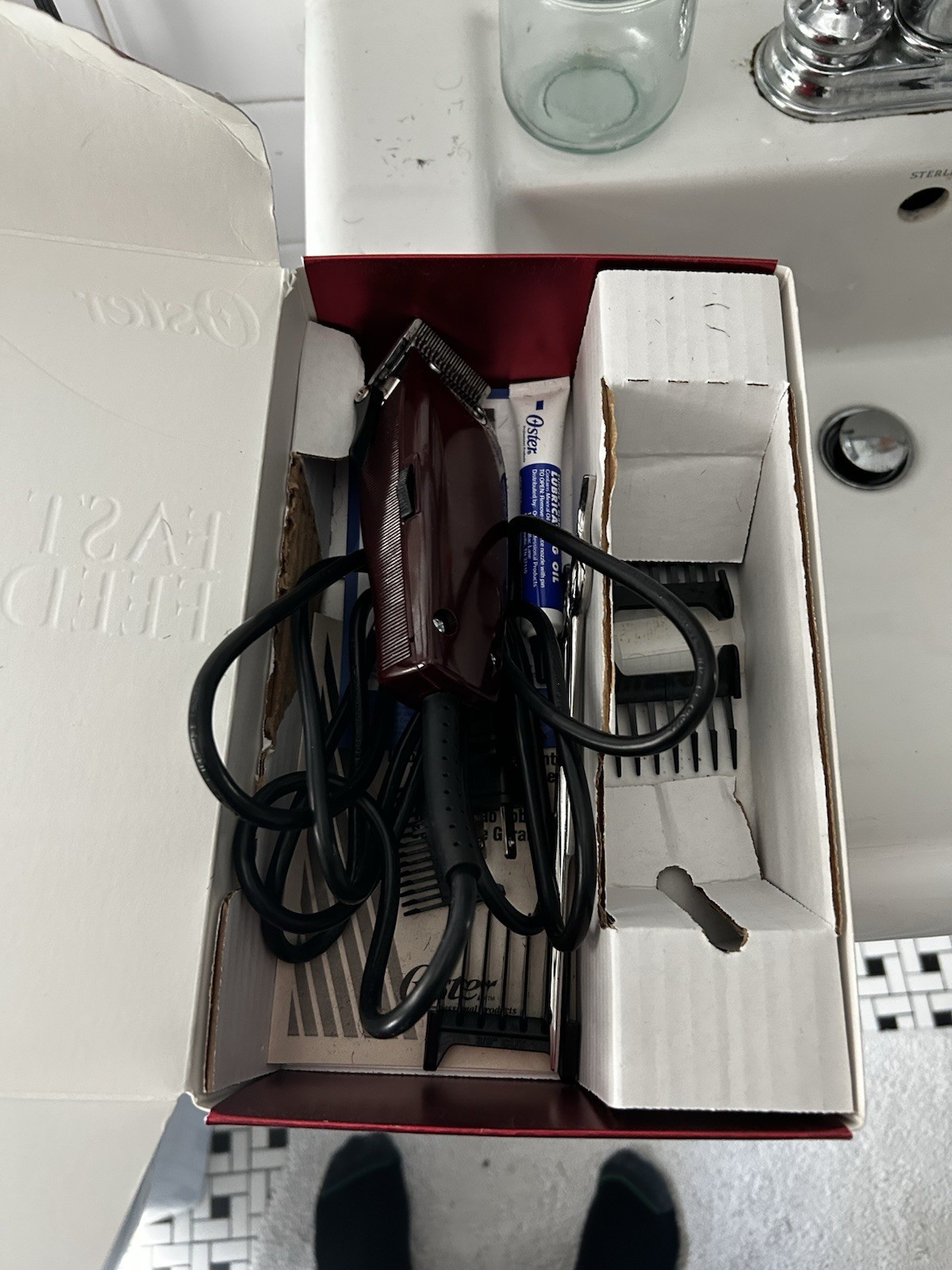 Oster Fast Feed Clipper Burgundy Lightweight Whisper Quiet Motor Square Blade