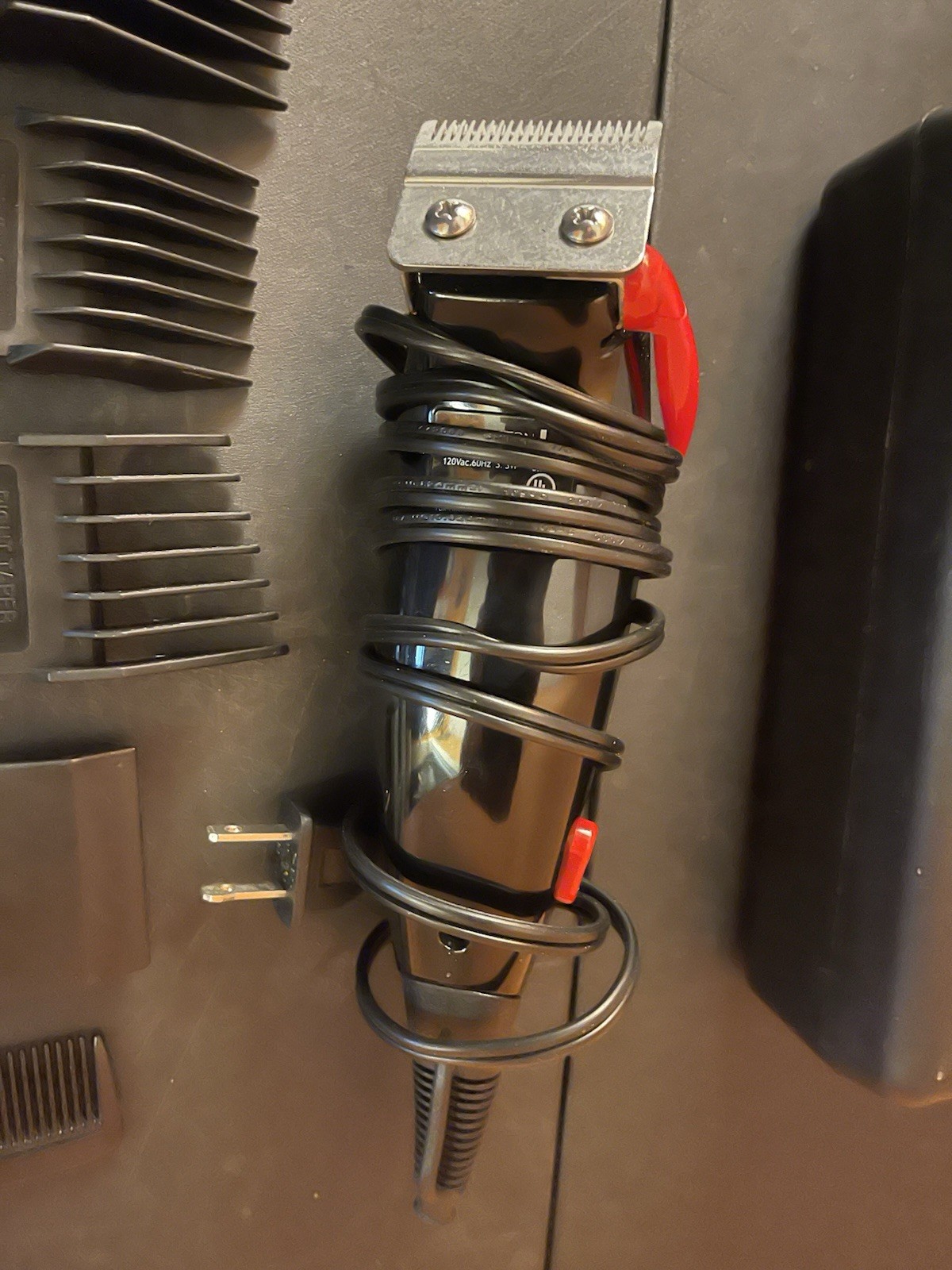 Remington HC 1090 Hair Clippers with Many Attachments in Plastic Case Works!