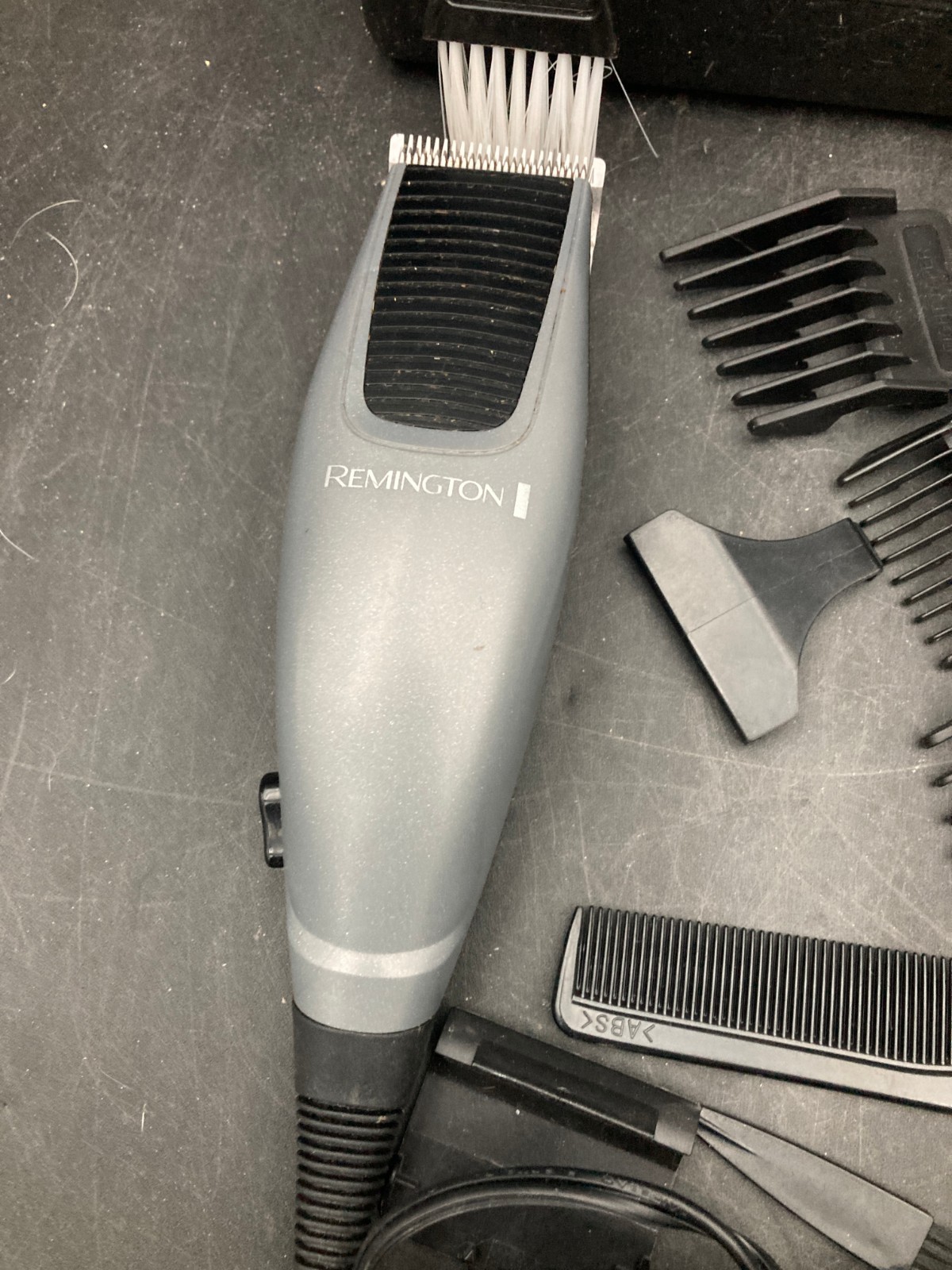 Remington HC 1090 Hair Clippers with Many Attachments in Plastic Case Works!