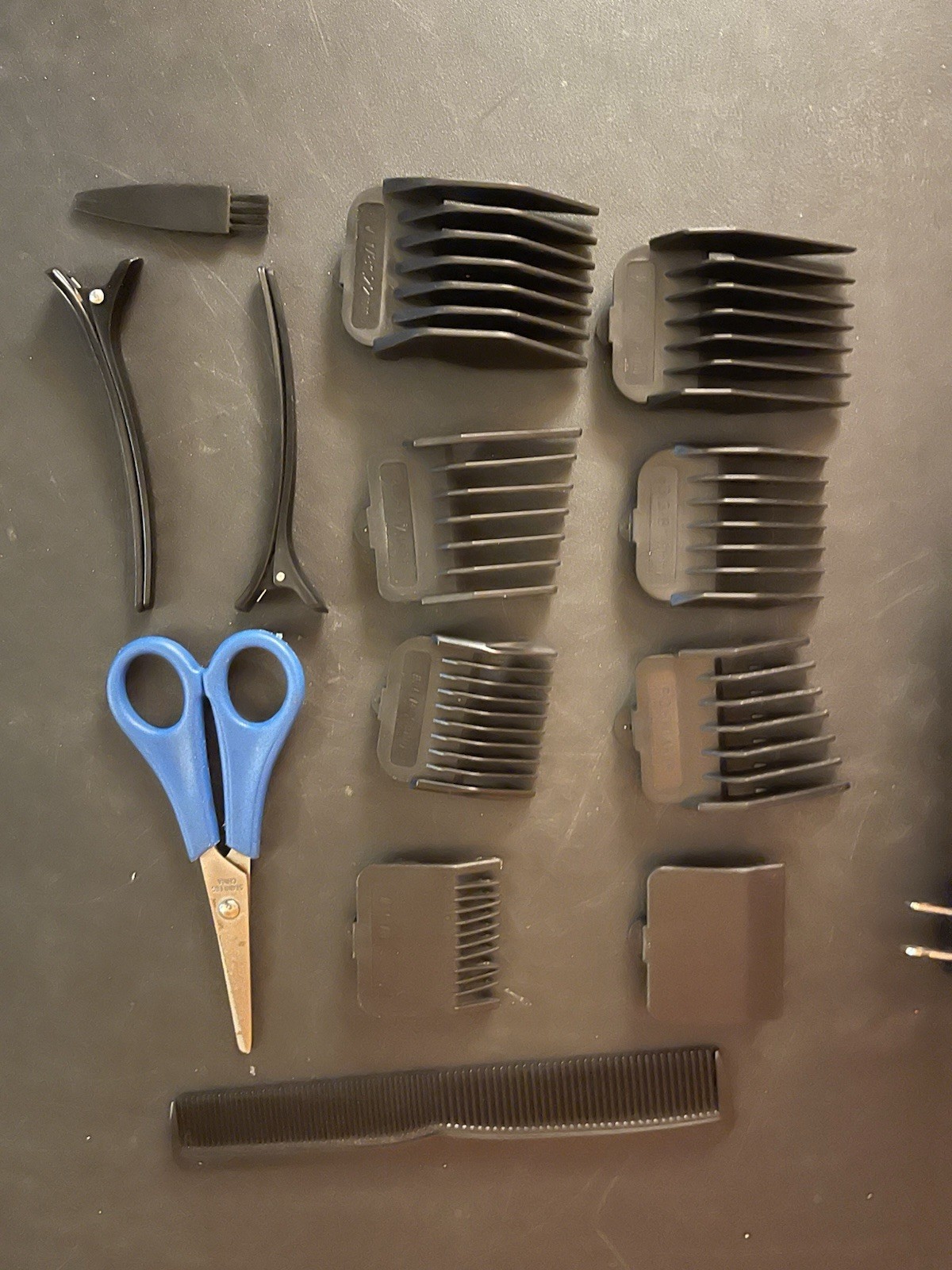 Remington HC 1090 Hair Clippers with Many Attachments in Plastic Case Works!